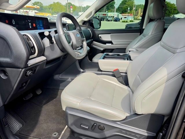 Used 2025 Ford Expedition Active AWD/4WD image 13