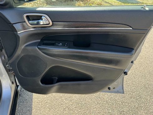 Used 2017 Jeep Grand Cherokee Limited image 48