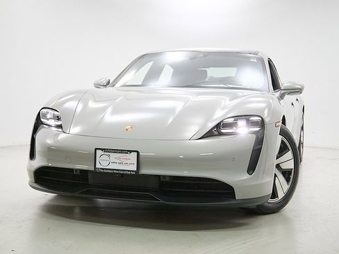 Used 2022 Porsche Taycan image 8