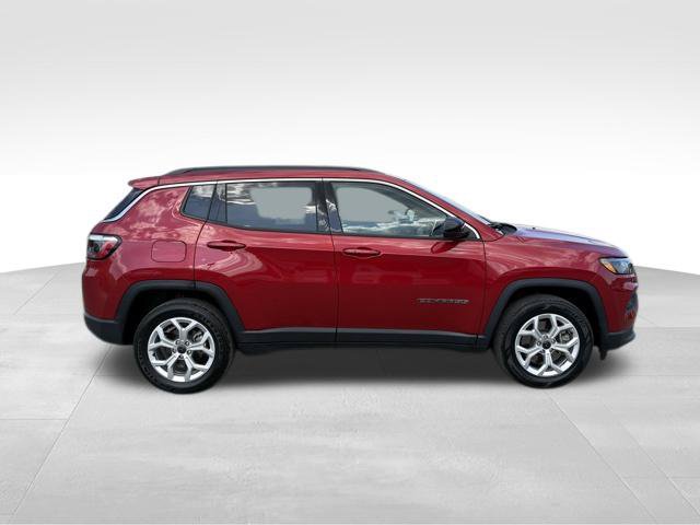 Used 2025 Jeep Compass Latitude AWD/4WD image 9