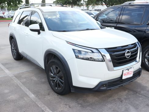 Used 2022 Nissan Pathfinder SV image 2