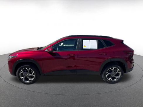 Used 2025 Chevrolet Trax LT w/ LT Convenience Package image 9