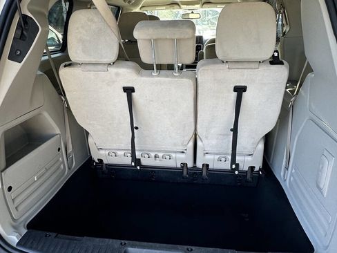 Used 2013 Chrysler Town & Country Touring image 17