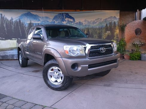 Used 2011 Toyota Tacoma PreRunner w/ SR5 Pkg #2 image 3
