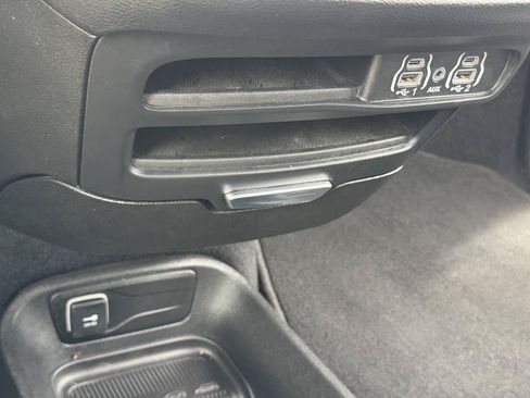 Used 2025 Chrysler Pacifica Select FWD image 32
