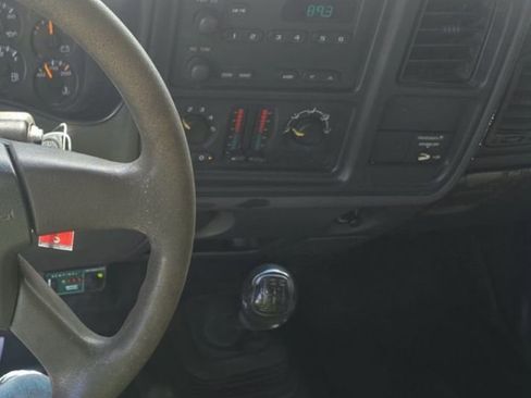 Used 2004 GMC Sierra 2500 W/T AWD/4WD image 2