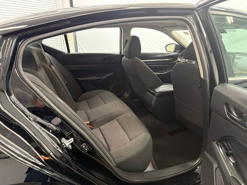 Used 2023 Nissan Altima 2.5 SV w/ SV Premium Package image 16