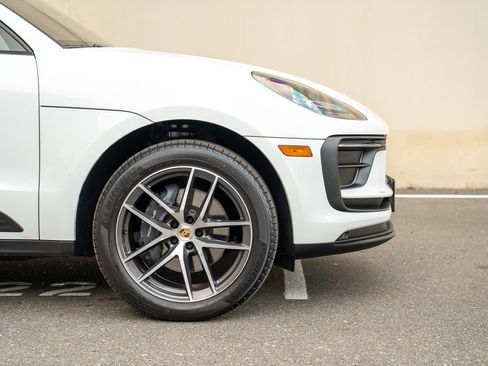 Used 2025 Porsche Macan image 9