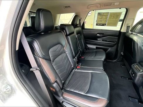 Certified 2023 Nissan Pathfinder Platinum w/ Black Appearance Package AWD/4WD image 22