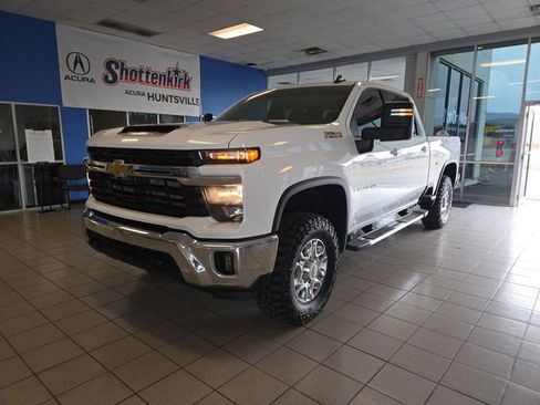 Used 2025 Chevrolet Silverado 2500 LT AWD/4WD image 4