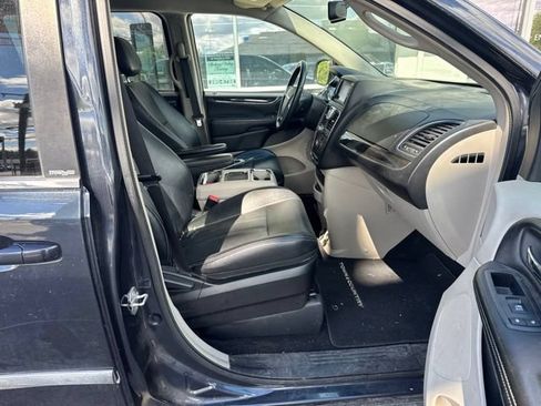 Used 2014 Chrysler Town & Country Touring FWD image 5