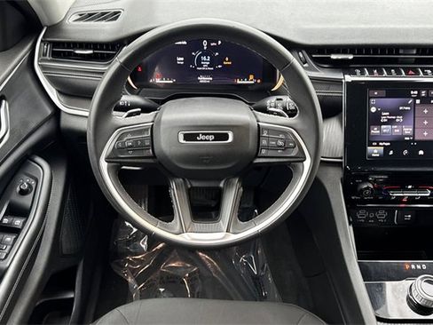 Used 2023 Jeep Grand Cherokee L Laredo image 16
