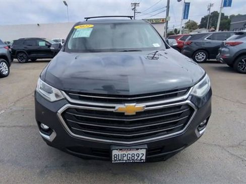 Used 2021 Chevrolet Traverse LT image 3