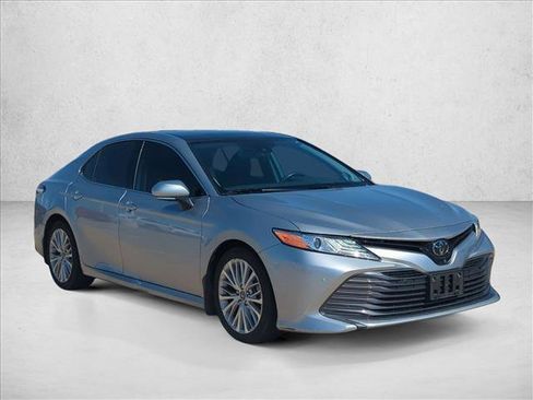 Used 2019 Toyota Camry XLE image 3