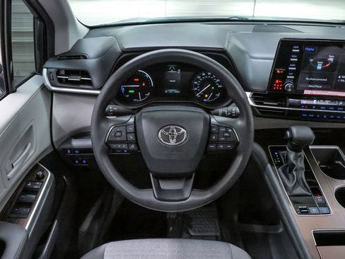 Used 2024 Toyota Sienna LE w/ LE Plus Package FWD image 20