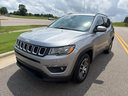 Used 2018 Jeep Compass Latitude FWD image 10