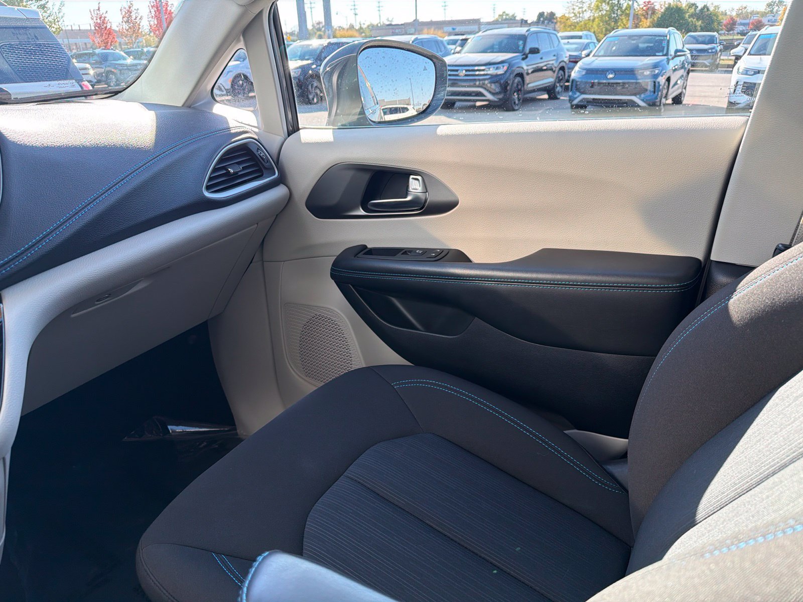 Used 2021 Chrysler Pacifica Touring w/ Cold Weather Group FWD image 34