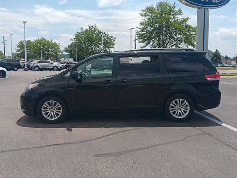 Used 2012 Toyota Sienna XLE FWD image 9