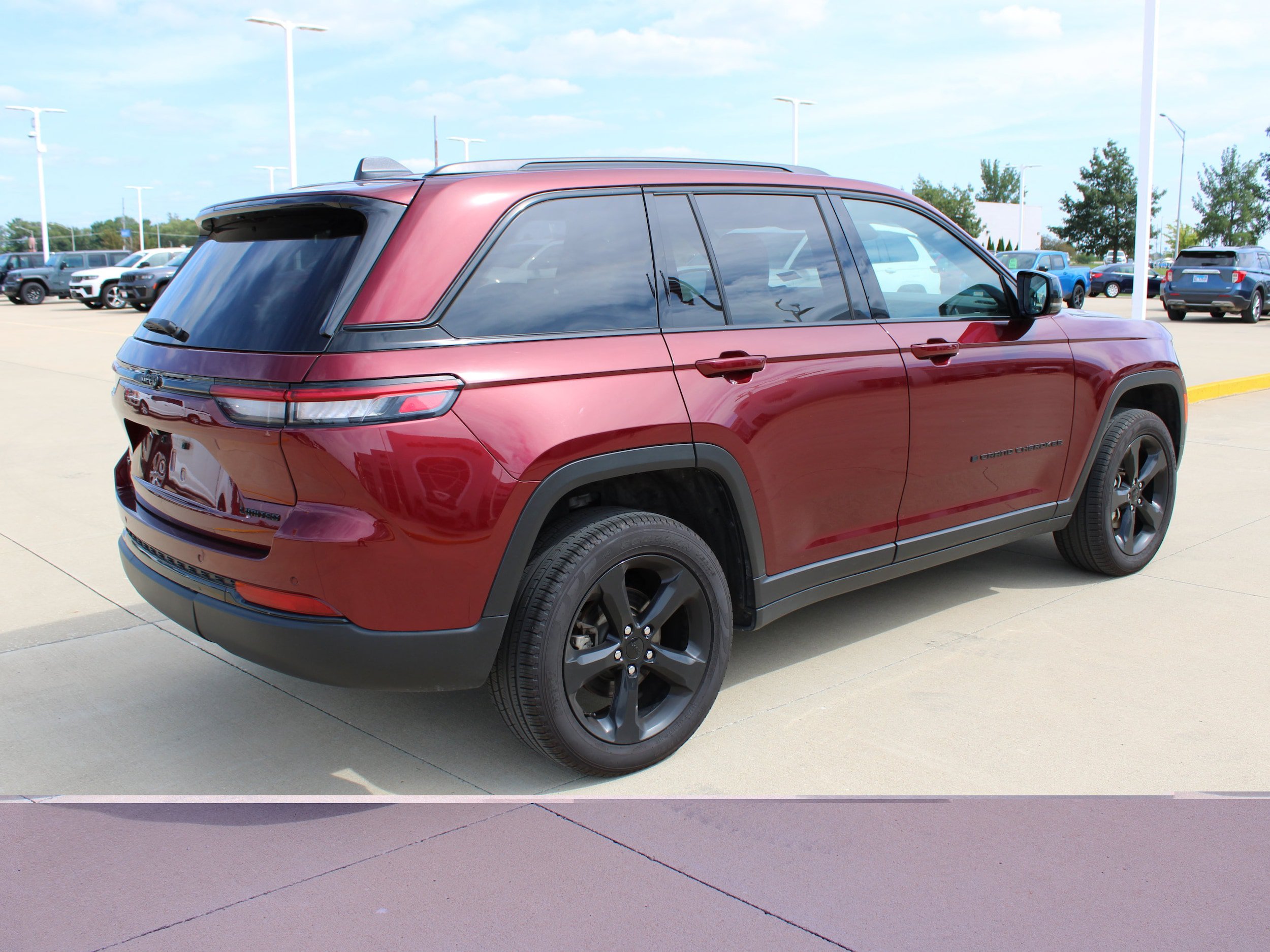 Used 2025 Jeep Grand Cherokee Limited w/ Black Appearance Package AWD/4WD image 5