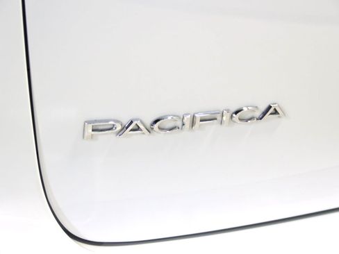 Used 2026 Chrysler Pacifica Limited FWD image 10
