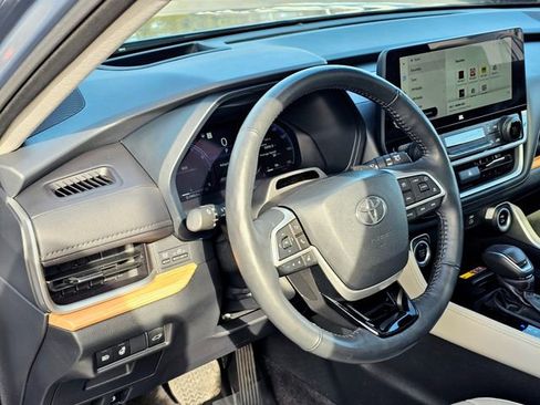 Used 2024 Toyota Grand Highlander Platinum image 16