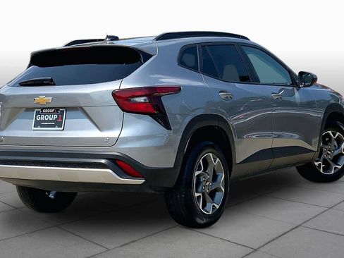 Used 2025 Chevrolet Trax LT FWD image 13
