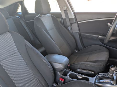 Used 2017 Hyundai Elantra GT FWD image 15