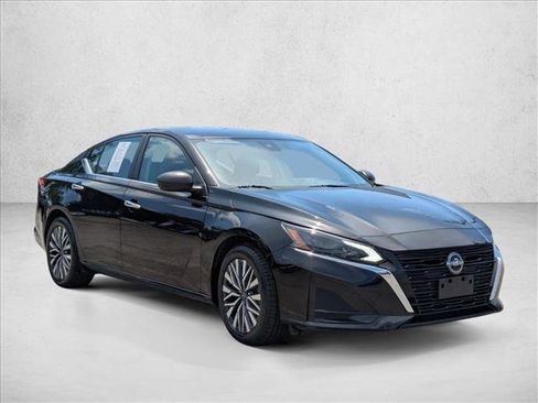 Used 2024 Nissan Altima 2.5 SV FWD image 3
