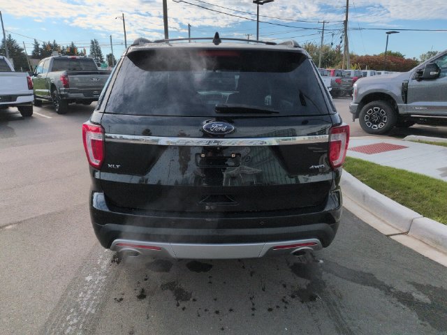 Used 2017 Ford Explorer XLT w/ Equipment Group 202A AWD/4WD image 4