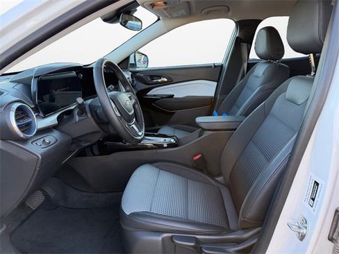 Used 2025 Chevrolet Trax LT w/ LT Convenience Package image 9