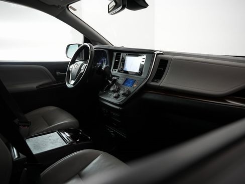 Used 2019 Toyota Sienna Limited Premium image 58