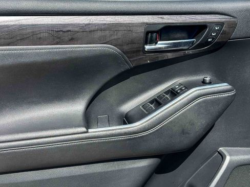 Used 2020 Toyota Highlander Limited image 17