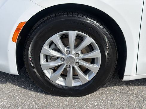 Used 2017 Chrysler Pacifica Touring w/ Tire & Wheel Group FWD image 9