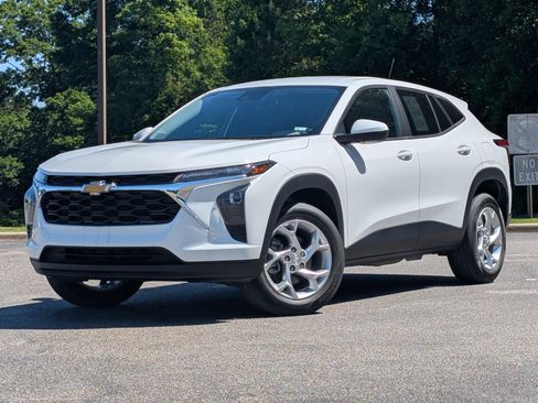 Used 2024 Chevrolet Trax LS w/ LS Convenience Package FWD image 4