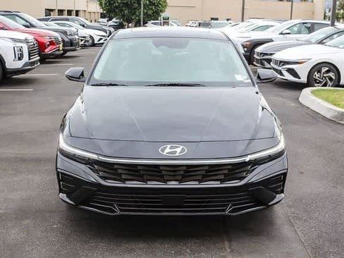 Certified 2025 Hyundai Elantra Limited FWD image 2