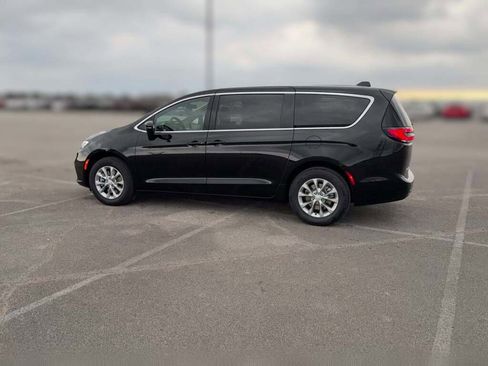 New 2026 Chrysler Pacifica Select image 7
