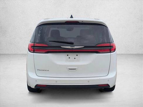 Used 2023 Chrysler Pacifica Touring-L FWD image 7