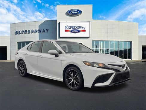 Used 2024 Toyota Camry SE image 4