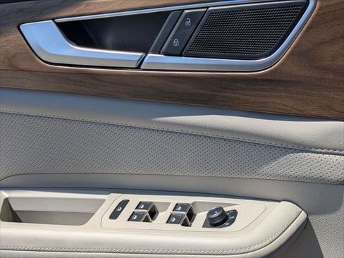 Certified 2025 Volkswagen Atlas SE FWD image 11
