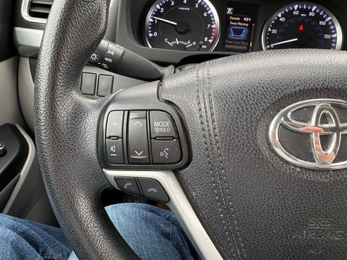 Used 2017 Toyota Highlander LE image 19