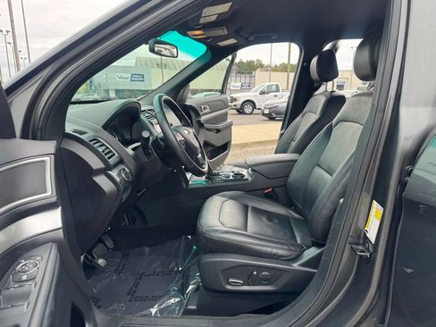 Used 2017 Ford Explorer XLT w/ Equipment Group 202A FWD image 10