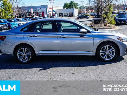 Used 2024 Volkswagen Jetta SE image 8