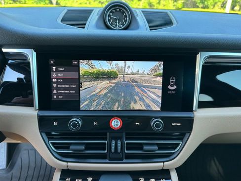 Certified 2025 Porsche Macan AWD/4WD image 11