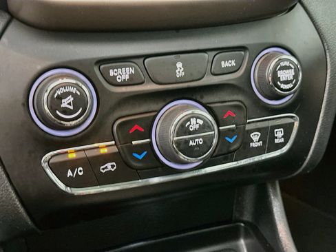Used 2018 Jeep Cherokee Limited w/ Luxury Group FWD image 24