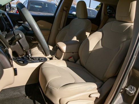 Used 2019 Jeep Cherokee Latitude w/ Popular Appearance Group image 13