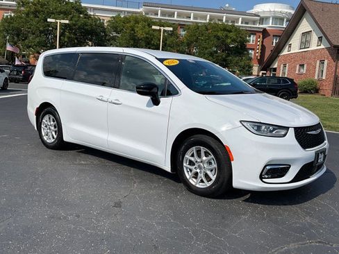 Used 2025 Chrysler Pacifica Select FWD image 40