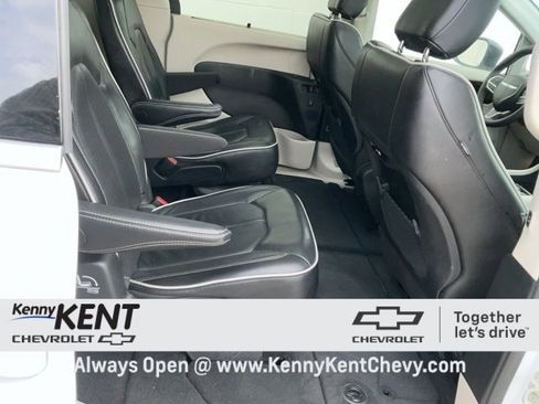 Used 2024 Chrysler Pacifica Limited image 16