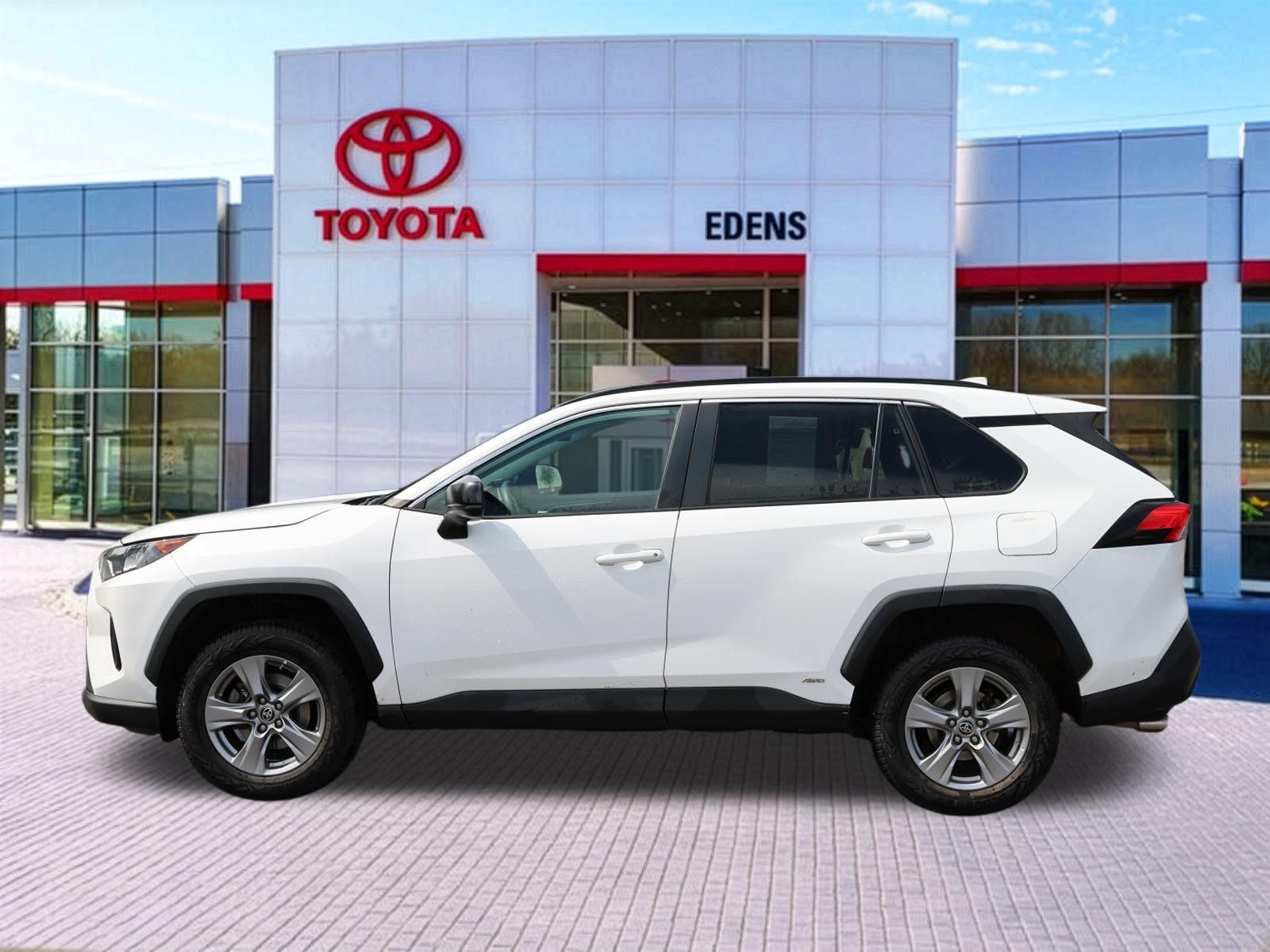 Used 2022 Toyota RAV4 LE AWD/4WD image 8