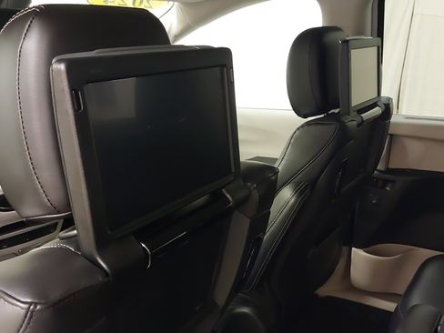 Used 2024 Chrysler Pacifica Touring-L w/ Uconnect Theater Family Group FWD image 40