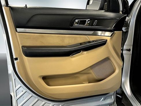 Used 2016 Ford Explorer Base image 17